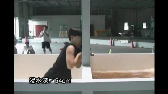 浸水現場の再現実験（提供：京都大学防災研究所　宇治川オープンラボラトリー）