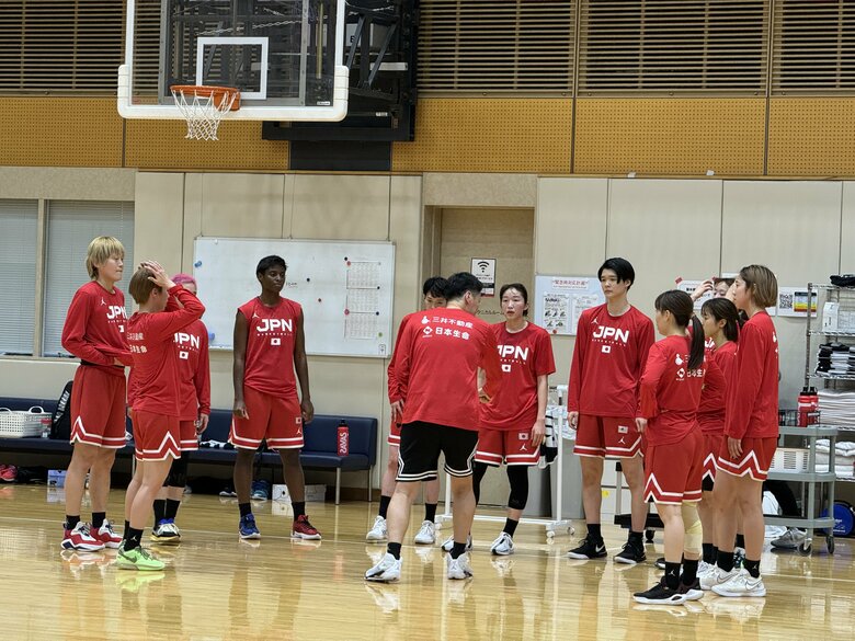 直前合宿でミーティングを行う代表候補選手ら。右から4人目が赤穂選手（1月26日、都内）