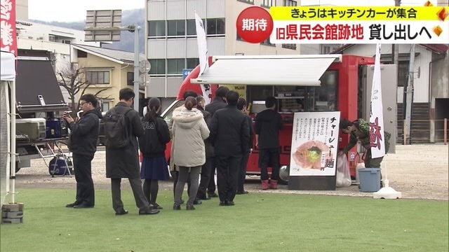 昼時には行列も