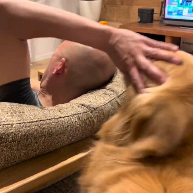 手で押しのけられても…