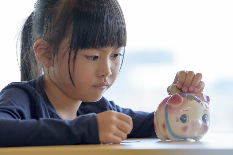 お金の尊厳に加えて、使うことも大事だと教えたい（画像：イメージ）