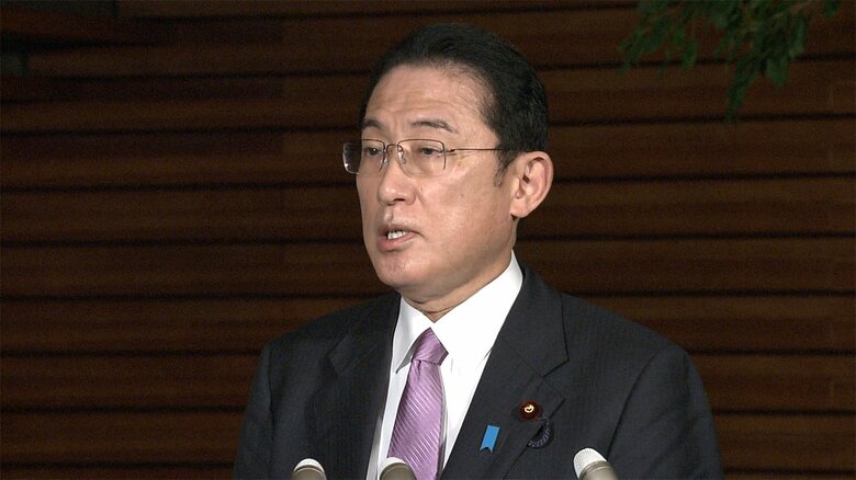 取材に応じる岸田首相（午後6時半ごろ 首相官邸）
