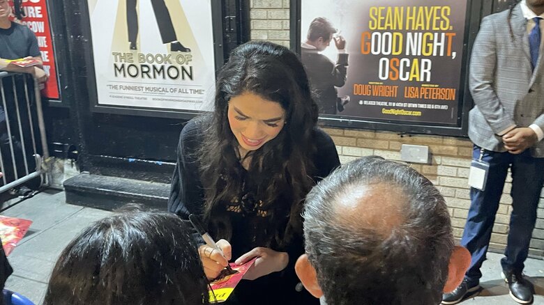 公演後、裏口でファンのサインに応じる主役のアリエル・ジェイコブズさん