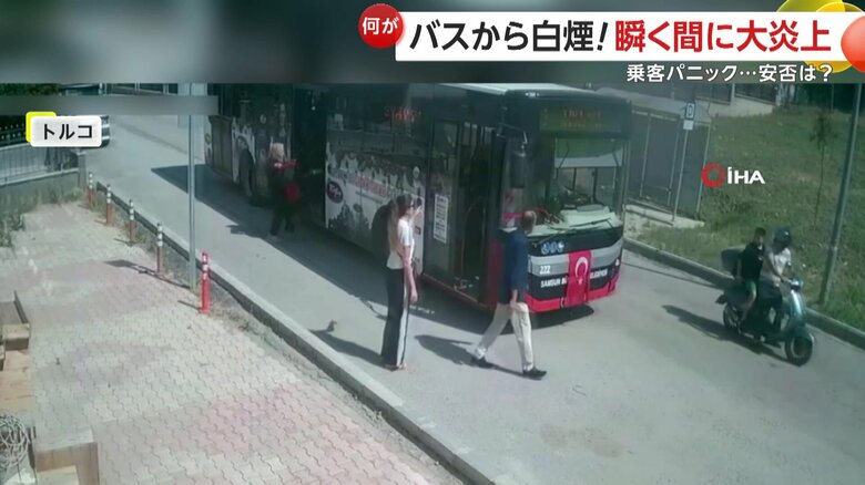 客が乗り込んでいた停留所で止まっていた市営バス（トルコ）
