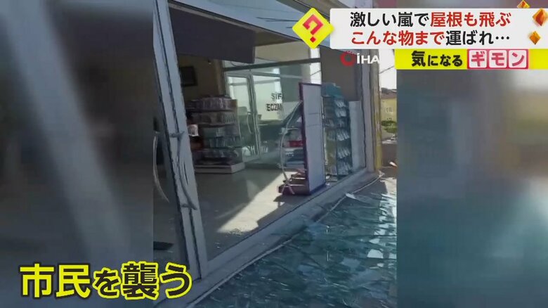 店のガラスが粉々になっている
