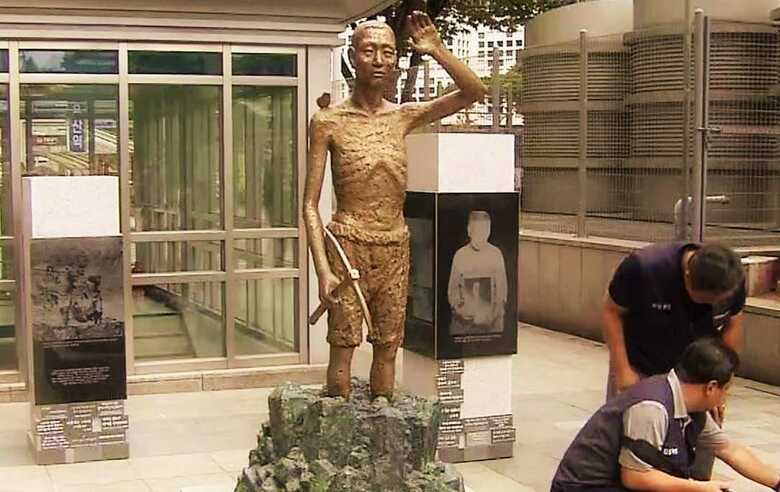 2017年8月、ソウル・龍山駅前に設置された徴用工像