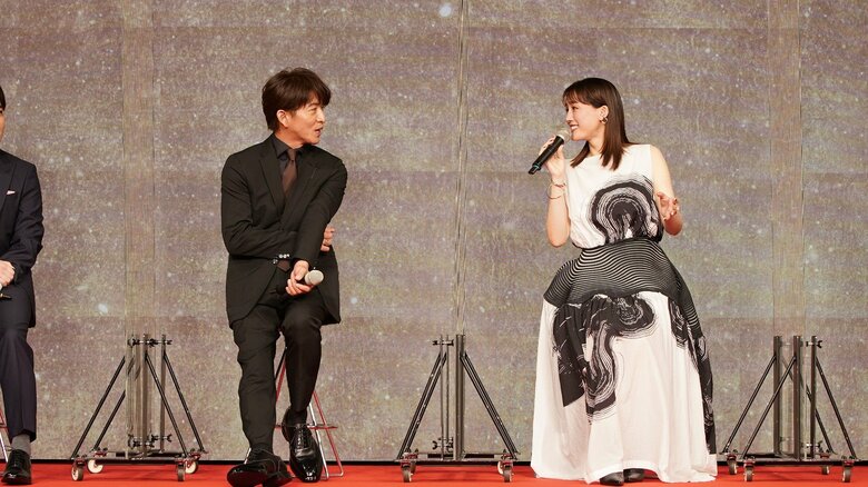 会見で笑顔を見せる(左から)木村拓哉さん、綾瀬はるかさん