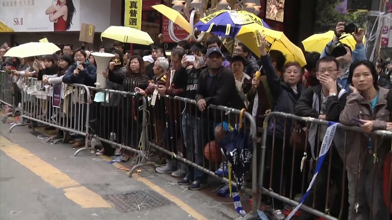 黄色い傘を掲げる「雨傘運動」デモ参加者（香港・2014年）