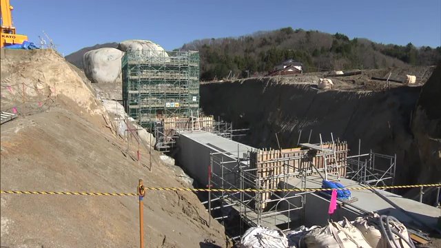 調整池の整備　貯水量確保のため巨石分を深く掘ることに