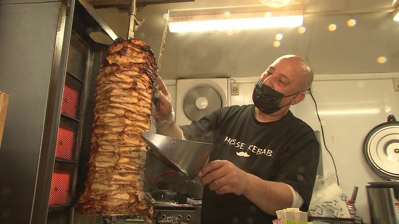 ケバブを販売するホセインさん