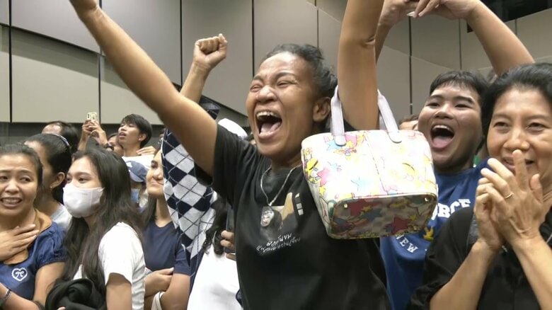 黒でも赤でも沸く会場