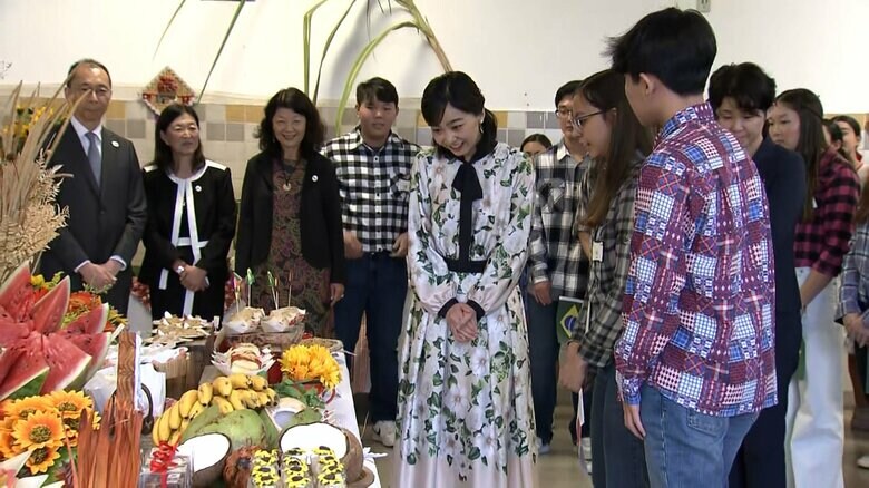 「松柏・大志万学園」で生徒たちと懇談される佳子さま