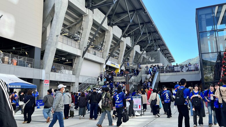 2万4人が詰めかけて後押し