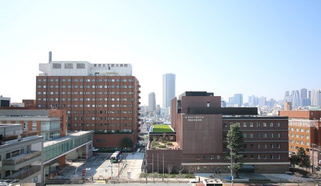 東京女子医科大学病院と東京女子医科大学彌生記念教育棟