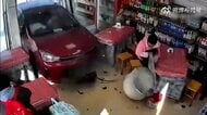 【動画はこちら】静かな店内が一転…赤い車が飲食店に突入、3人軽傷　交差点で出合い頭に車が衝突も歩行中の女性は間一髪無事　中国・湖南省