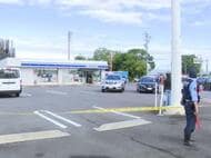 コンビニにナイフのような物持った男 タバコと菓子パンを奪って逃走 50代から60代位で身長170cmほど