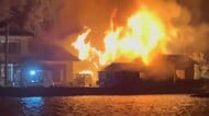 【続報】浜田市で建物が激しく炎上…数軒の家が燃えている模様　強風波浪注意報発表中（島根）