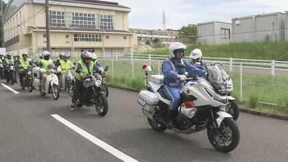 8/19「バイクの日」を前に警察官ら約50人がパレード バイクの交通事故防止を呼びかけ 愛知県瀬戸市
