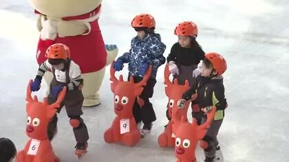 「はぴりゅう」と園児が初滑り　福井市ハピテラスにスケートリンクお目見え　冬の賑わいづくりを目的に10年目　2月8日まで