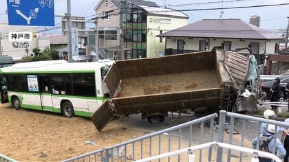 「ブレーキがきかなくなった」“満員バス”にトラック突っ込む　乗客10人けが、トラック運転手は重傷　神戸市