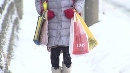 ＜3学期がスタート＞学校に元気な声が戻る 通学路は“ツルツル路面”で危険がいっぱい 「横断歩道の白い部分が滑る」「いつもヒヤヒヤ」 子どもたちをケガから守る“雪道3点セット”―北海道札幌市