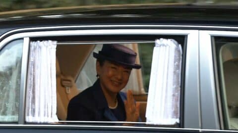 皇后・雅子さまが上皇ご夫妻に62歳の誕生日のご挨拶　沿道に笑顔で手を振られる