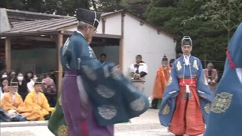 世界遺産・下鴨神社で新春恒例の「蹴鞠はじめ」　色鮮やかな装束の鞠人が無病息災を祈願　鞠を蹴りつなぎ参拝者から歓声 　京都