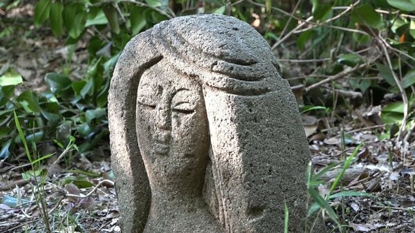 謎の石像”が川崎市の公園に突如出現…あのモヤイ像と関連？｜FNN