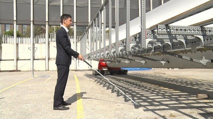 「WeWALK」が上半身の障害物を検知し音で危険を知らせている