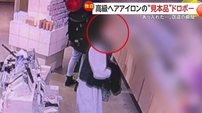女が見本商品をバッグに入れた瞬間（FNN投稿サイト「ビデオPost」撮影：SEAM札幌店）