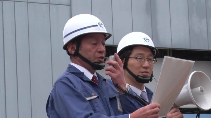 行政代執行の実施を告げる市役所職員