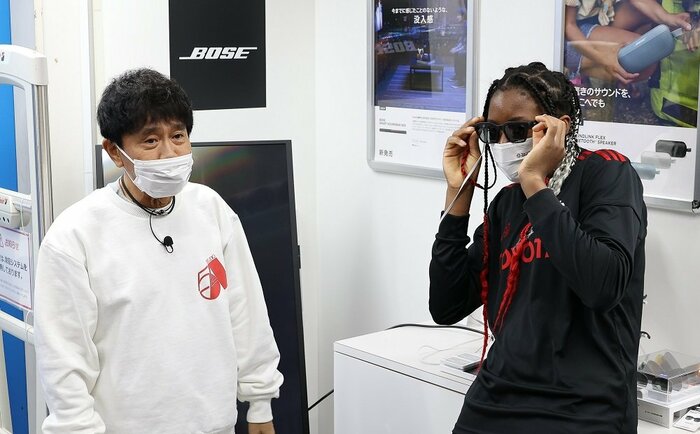 BOSEのオーディオサングラスを試着するステファニー選手