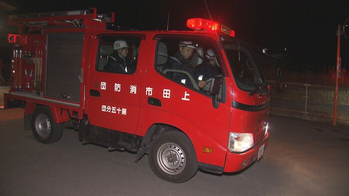 学生消防サークル「長野大学分団」の3人も消防車に乗り上田市消防団と共に定期広報
