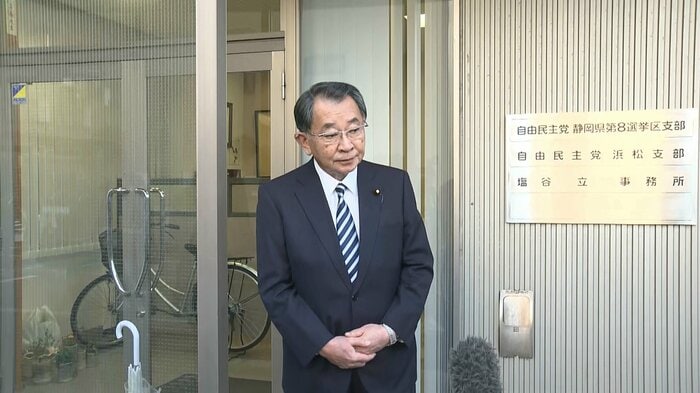 地元で取材に応じた塩谷座長(12月10日)