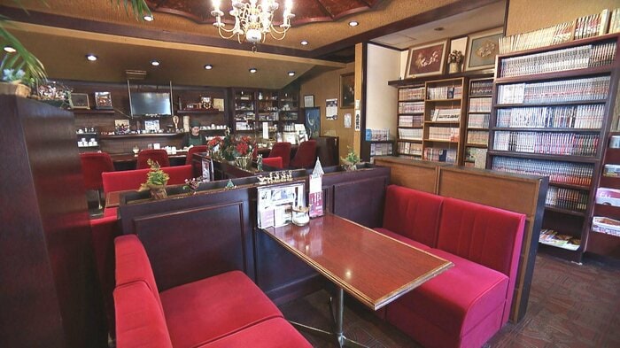 赤いビロードに包まれるような店内