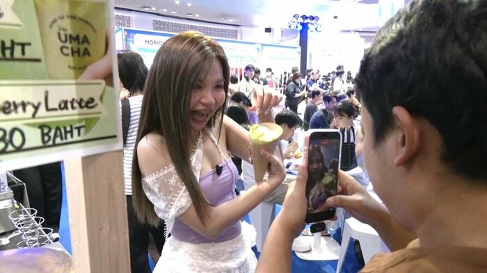 「ずんだクレープ」を撮影するタイ人客。SNSに投稿する姿も多く見られた
