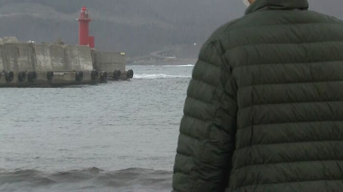 息子の帰りを待つ小柳宝大さんの父親