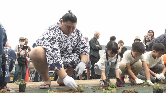 子どもたちと一緒に植栽