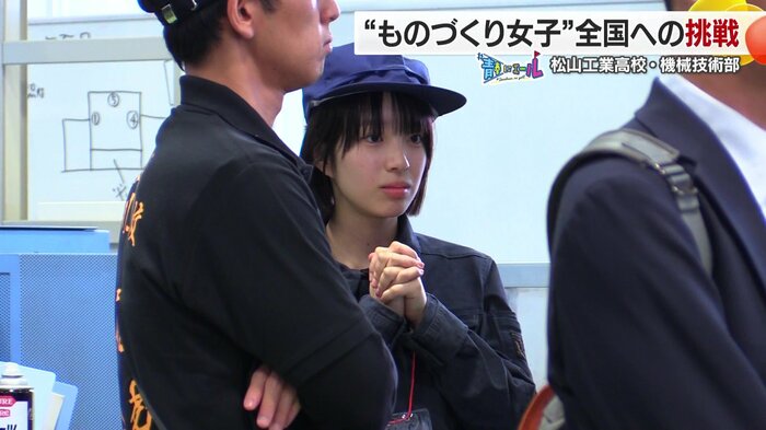 旋盤班の仲間も、固唾を飲んで見守る