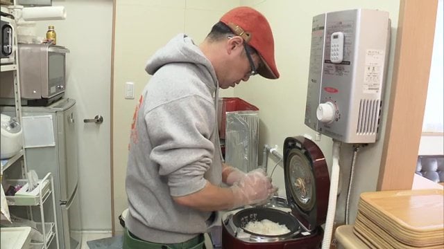 経営するカフェでおむすびを販売
