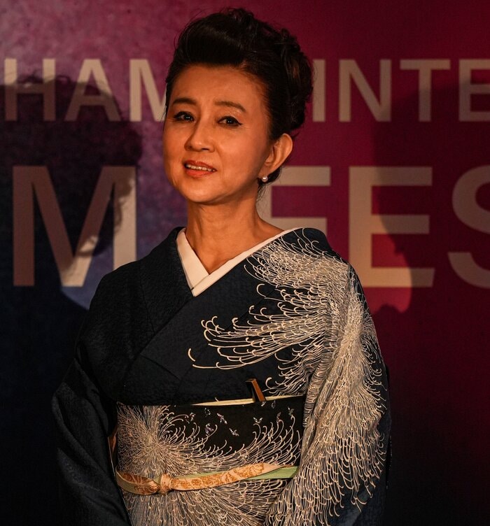 上品な和服姿で登場した秋吉久美子さん