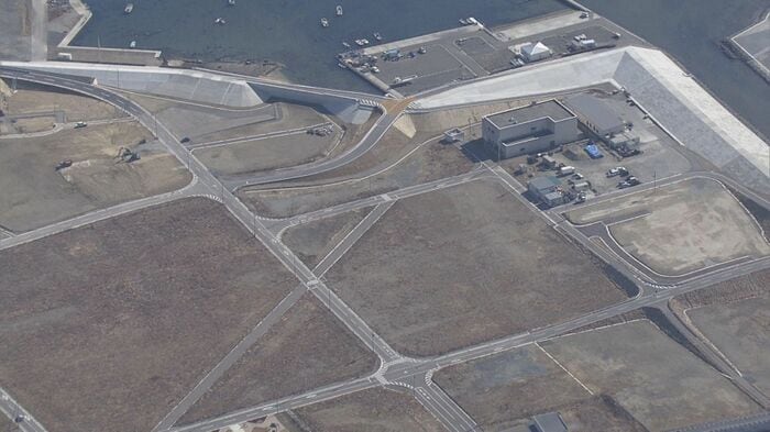 宮城県気仙沼市沿岸部に位置する松崎片浜地区。空から見ると空き地が目立つ。