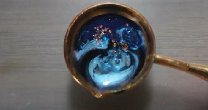 スプーンの中で作られた「夜」