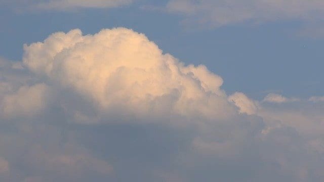 5機の飛行機がゆっくり旋回したという