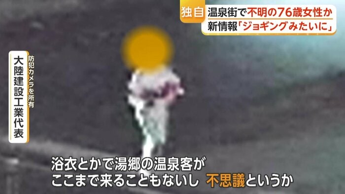 “薄いピンク色の浴衣姿”で歩く人物
