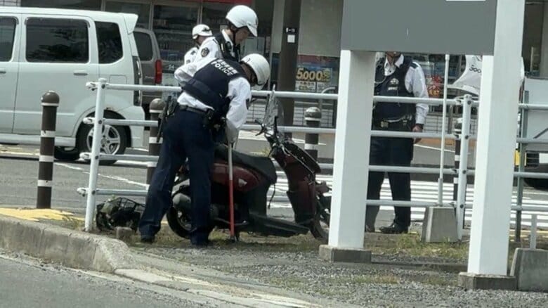 右折の中型トラックと直進の原付バイクが衝突　49歳男性が重傷　国道の交差点で事故　双方とも信号は青　長野・箕輪町｜FNNプライムオンライン