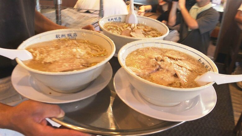 「変わらない味…」火事乗り越え新潟・燕背脂ラーメンの元祖“杭州飯店”が約3カ月ぶり営業再開！“自慢の一杯”求め長蛇の列｜FNNプライムオンライン