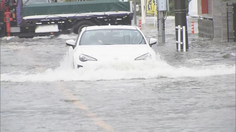 半分程浸かりつつ走るスポーツカーも…17日の東海3県は大雨により各地で冠水 桑名市は3時間降水量で過去最大に｜FNNプライムオンライン