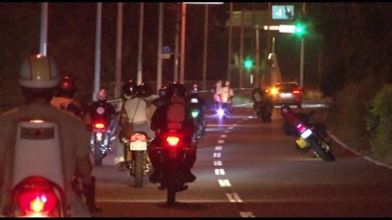 神奈川県警提供の映像では、柿沼容疑者が、何度も「蛇行運転」を繰り返していた(右側の赤いシートのバイク)