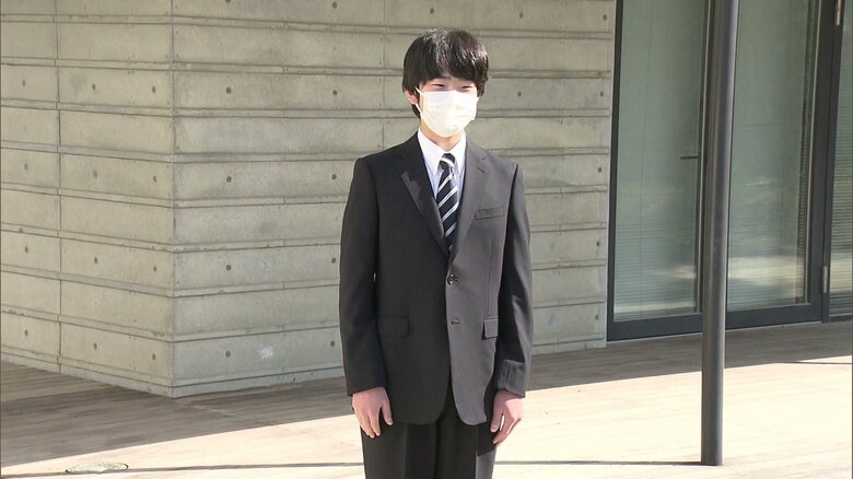 高校入学で記者の質問に答えられる悠仁さま(東京・文京区)